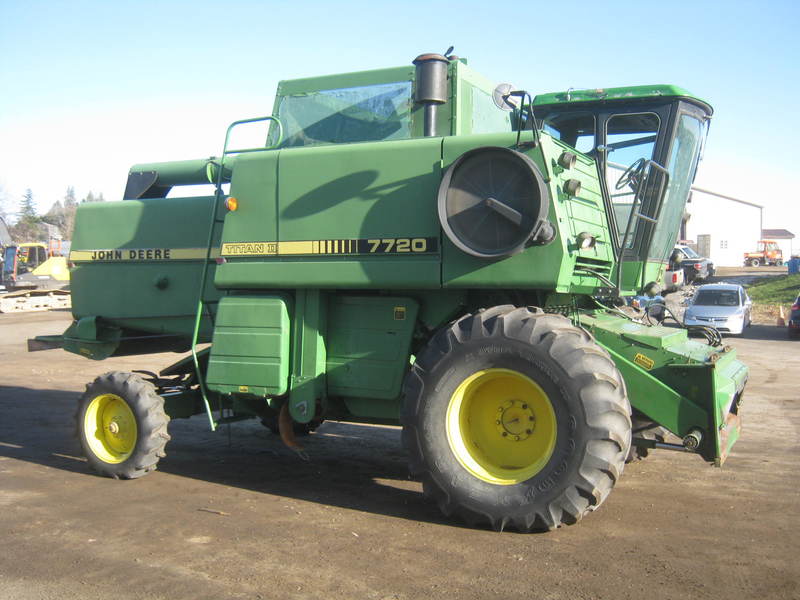 Combines & Harvesting Equipment  John Deere 7720 Titian ll Combine  Photo